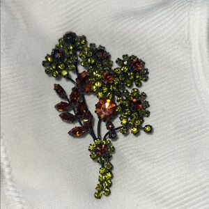 Beautiful 1960s vintage floral brooch